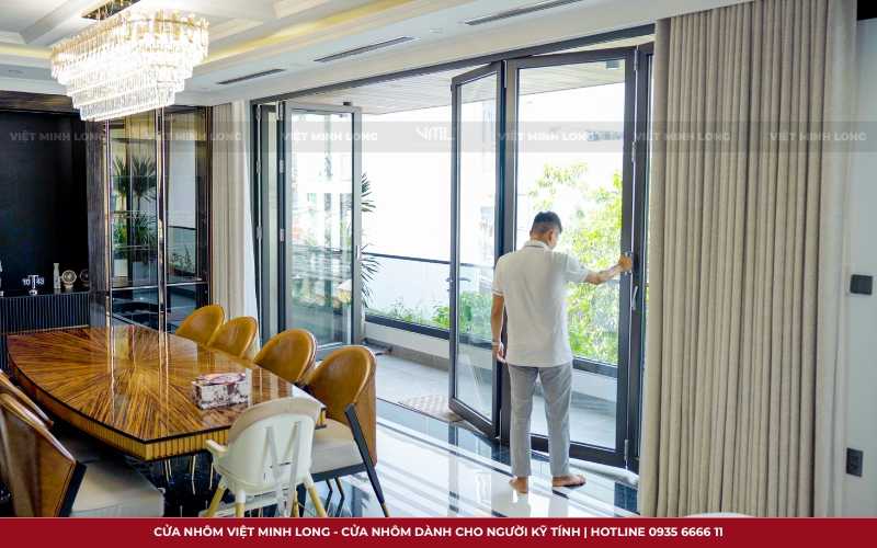 mẫu cửa nhôm cho nhà phố hiện đại 5 tầng