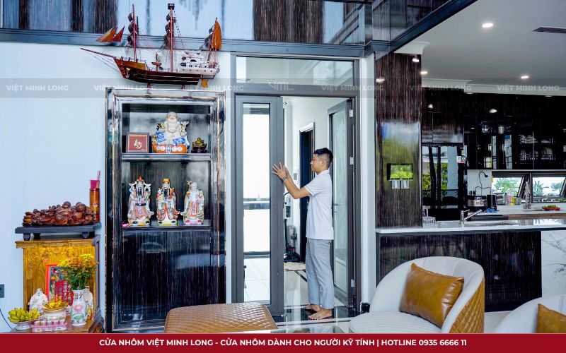 mẫu cửa nhôm cho nhà phố hiện đại 5 tầng