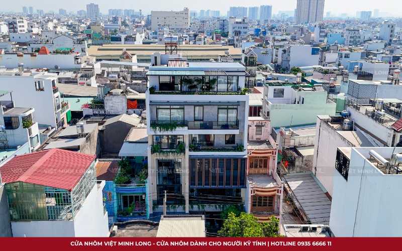 mẫu cửa nhôm cho nhà phố hiện đại 5 tầng
