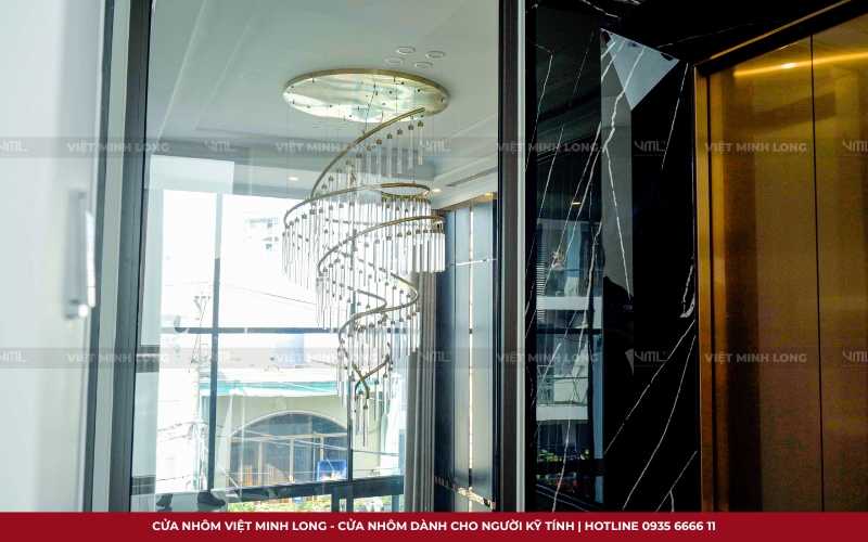 mẫu cửa nhôm cho nhà phố hiện đại 5 tầng